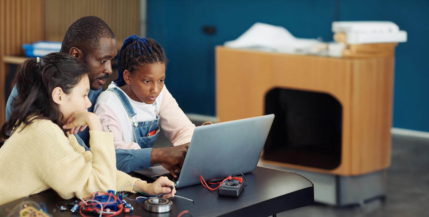 A Viasat volunteer  helping bridge the digital divide by connecting schoolchildren with online 教育al 资源